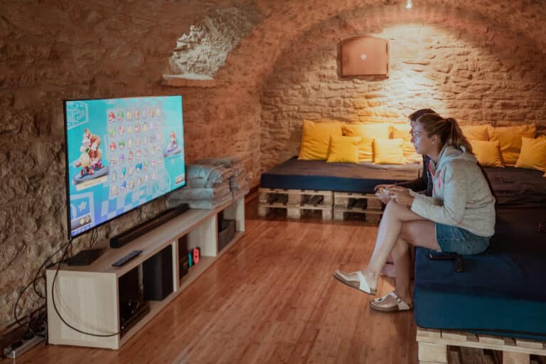 Games Room de Maiz'in Bourgogne Sud avec grand écran, console et canapé