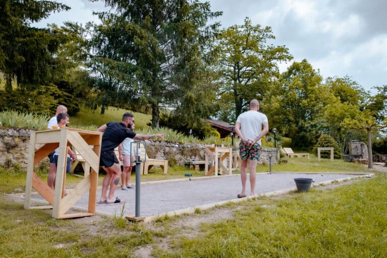 Partie de pétanque dans le parc de Maiz'in Bourgogne Sud