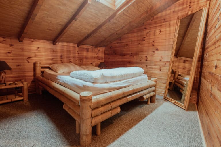 Chambre tout en bois du gîte de Maiz'in Bourgogne Sud