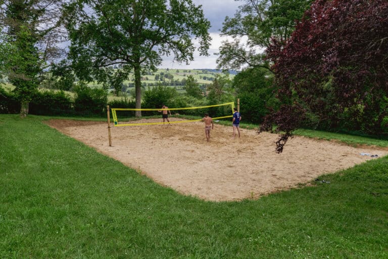 Terrain de beach-volley dans le parc de Maiz'in Bourgogne Sud