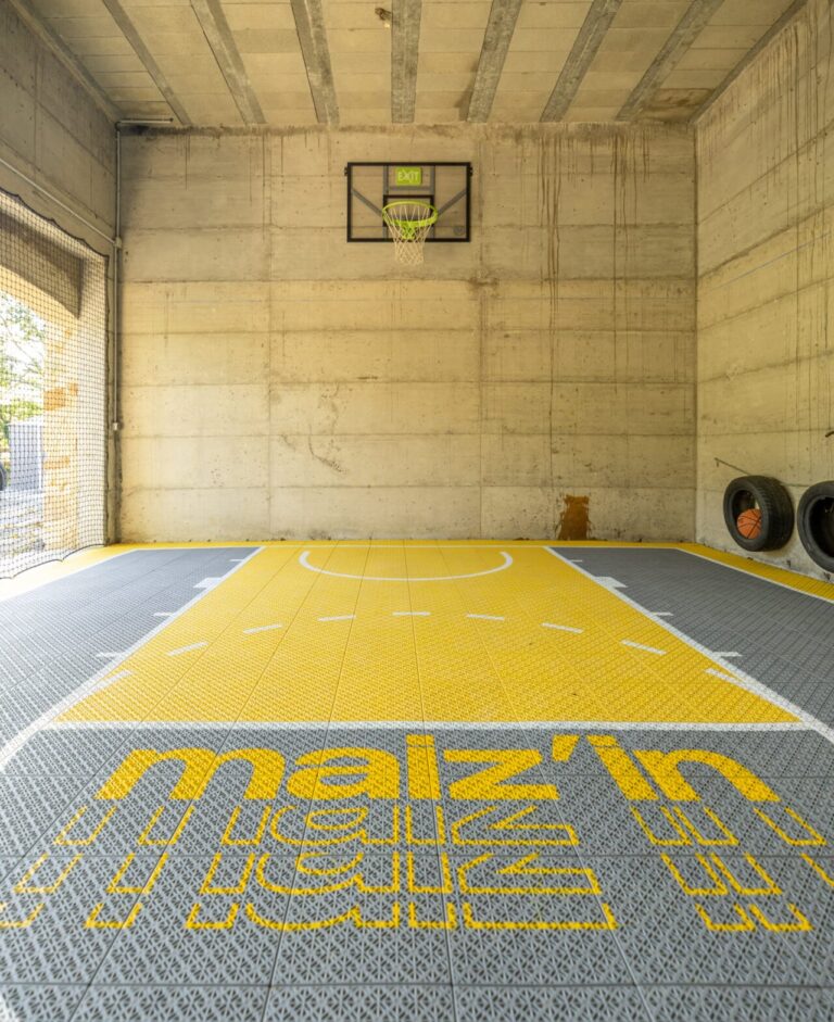 Terrain de basket couvert au logo Maiz'in, en Ardèche
