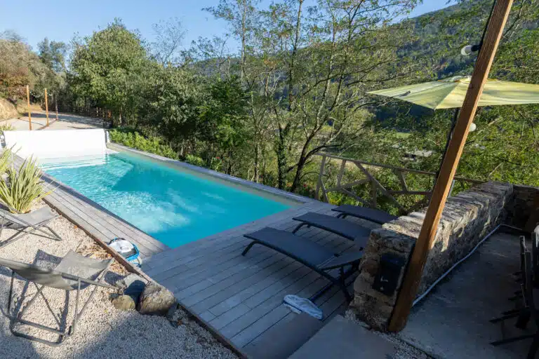 Piscine et terrasse de Maiz'in Ardèche face à la vallée de l'Eyrieux