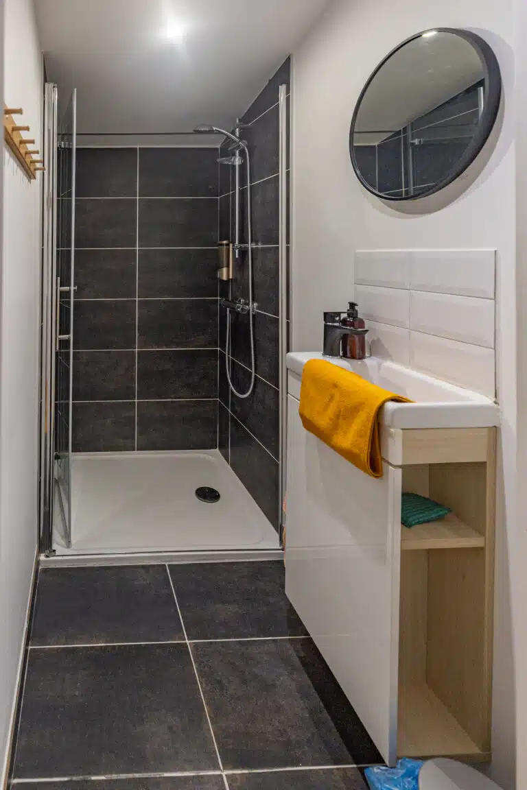 Salle d'eau avec douche et vasque à Maiz'in Ardèche
