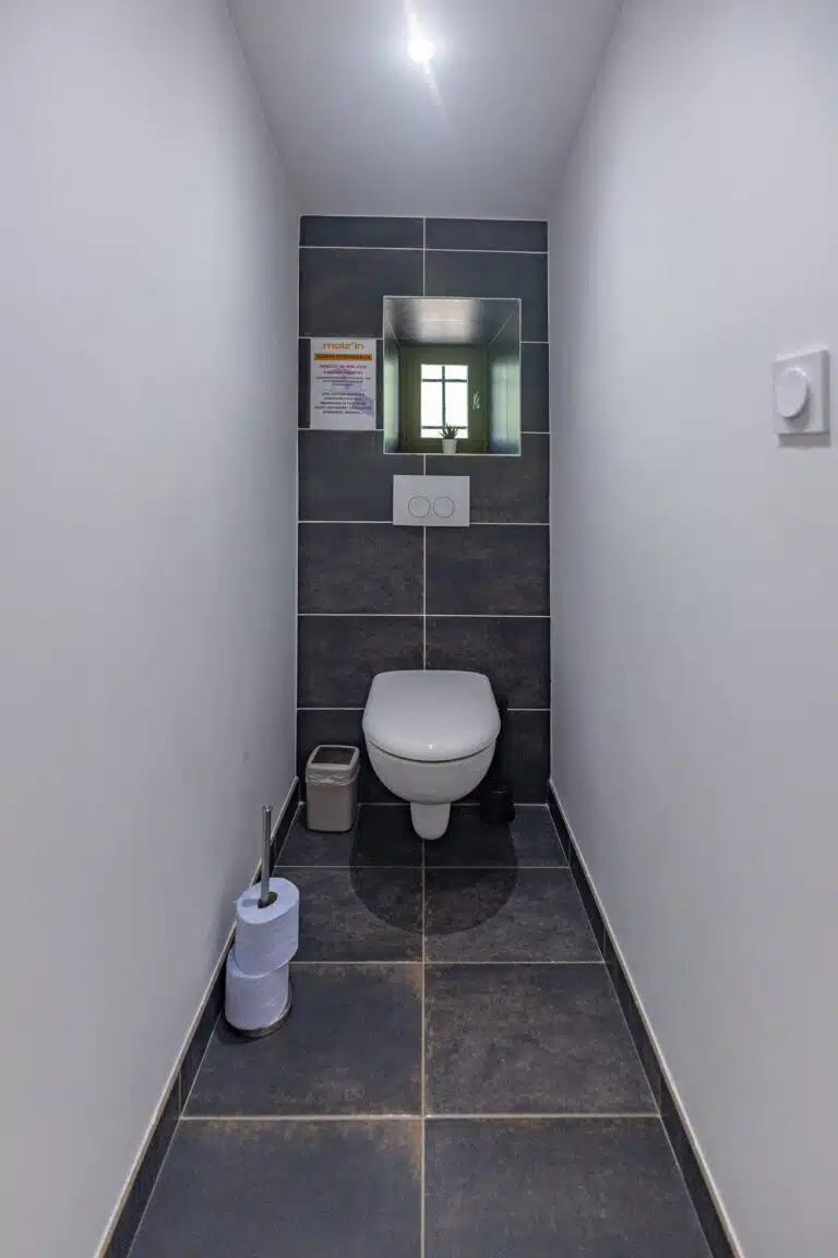 Toilettes suspendues de Maiz'in Ardèche