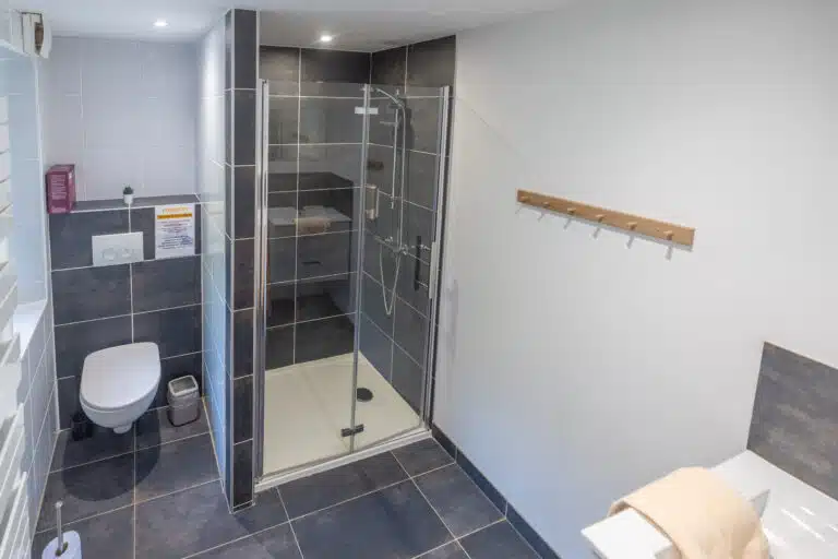 Douche vitrée d'une salle de bains de Maiz'in Ardèche