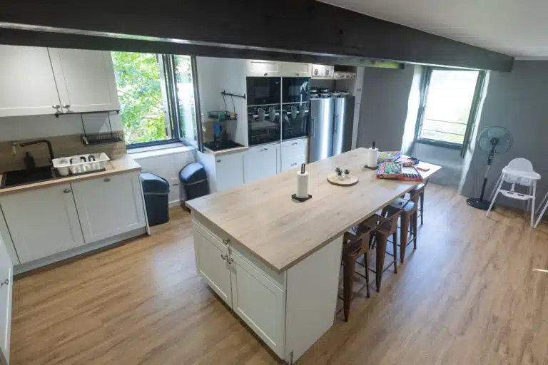 Cuisine de 35 m² de Maiz'in Ardèche avec îlot central