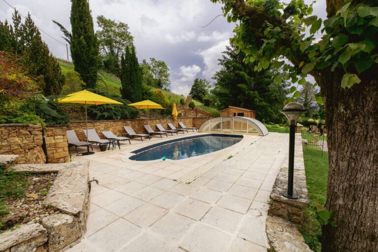 Piscine de Maiz'in Bourgogne Sud, maison de groupe pour 48 personnes