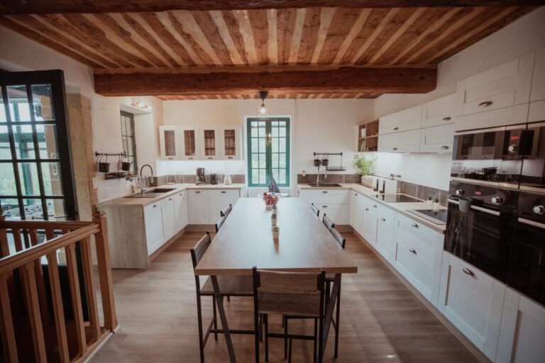 Cuisine de 40 m² de Maiz'in Bourgogne Sud, équipée pour les grands groupes
