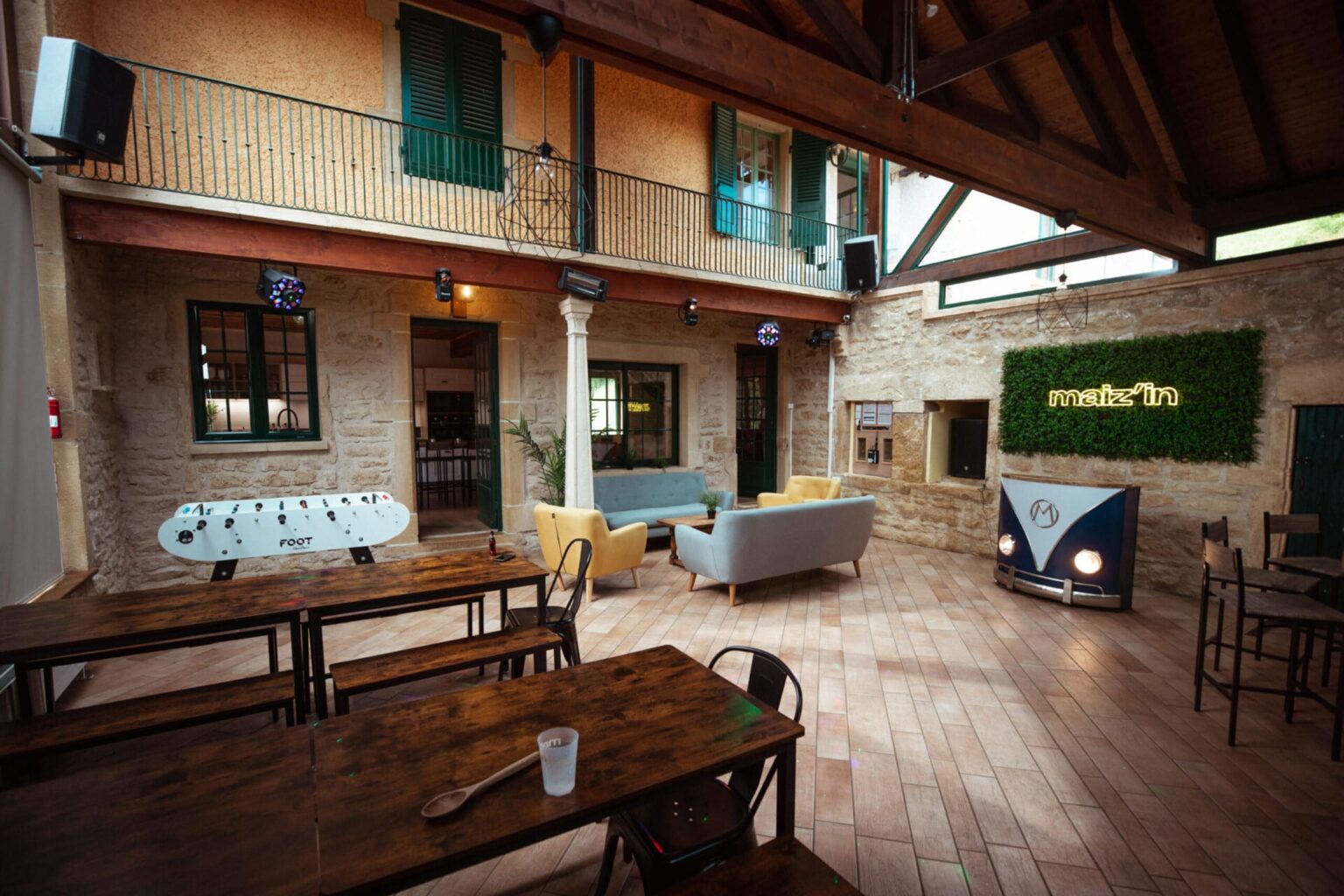 Salon de Maiz'in Bourgogne Sud avec grandes tablées et bar