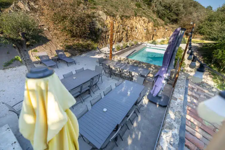 Terrasse et piscine de Maiz'in Ardèche vues d'en haut