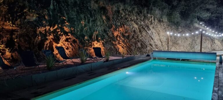 Piscine éclairée de nuit à Maiz'in Ardèche