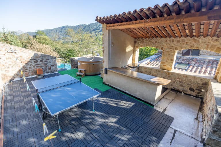 Espace loisirs couvert avec table de ping-pong à Maiz'in Ardèche