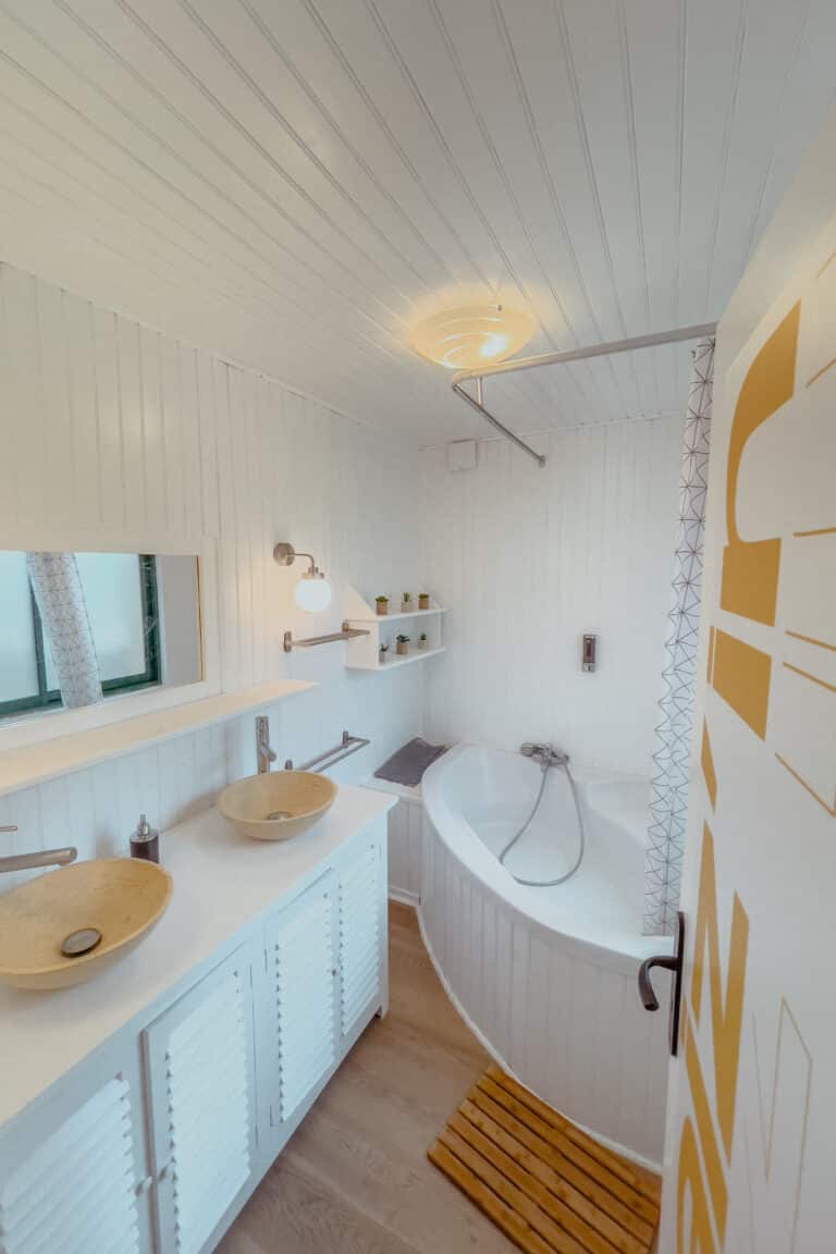 Salle de bains avec baignoire à Maiz'in Bourgogne Sud