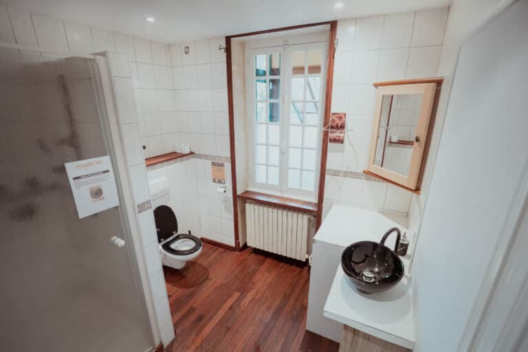 Salle d'eau avec vasque et toilettes à Maiz'in Bourgogne Sud