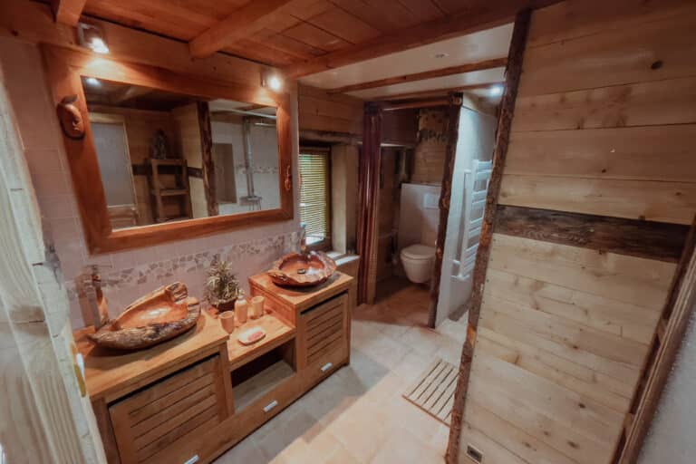 Salle de bains en bois avec double vasque à Maiz'in Bourgogne Sud