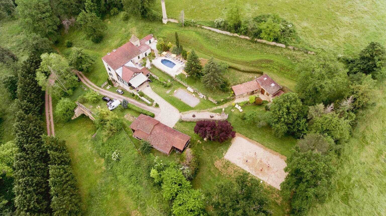 Vue aérienne du domaine Maiz'in Bourgogne Sud et de son parc