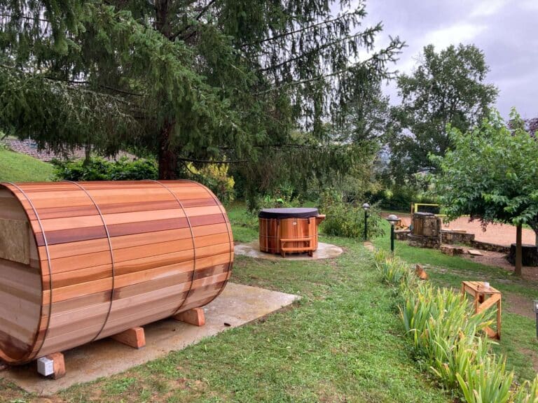 Sauna tonneau et bain nordique dans le parc de Maiz'in Bourgogne Sud
