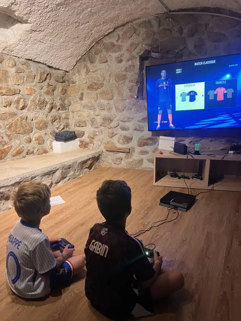 Movies Room de Maiz'in Ardèche avec télévision 160 cm et consoles